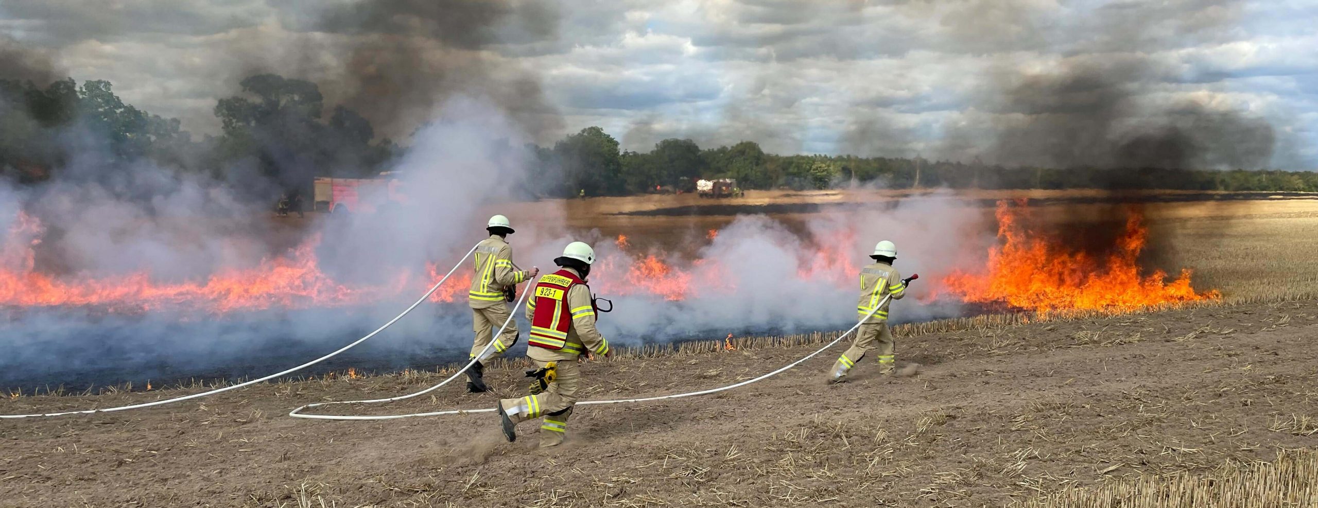 Freiwillige-Feuerwehr-loescht-Feldbrand