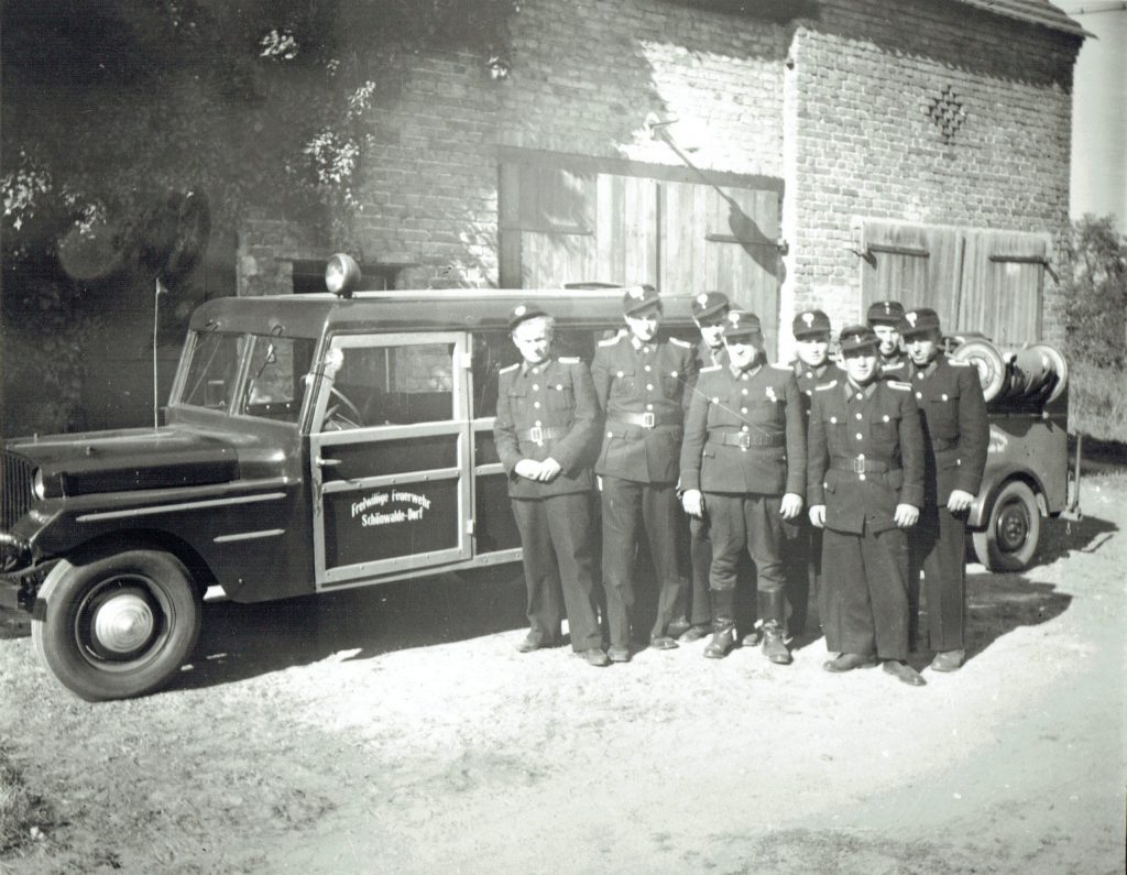 Einsatzabteilung 1958 mit Fahrzeug und TSA