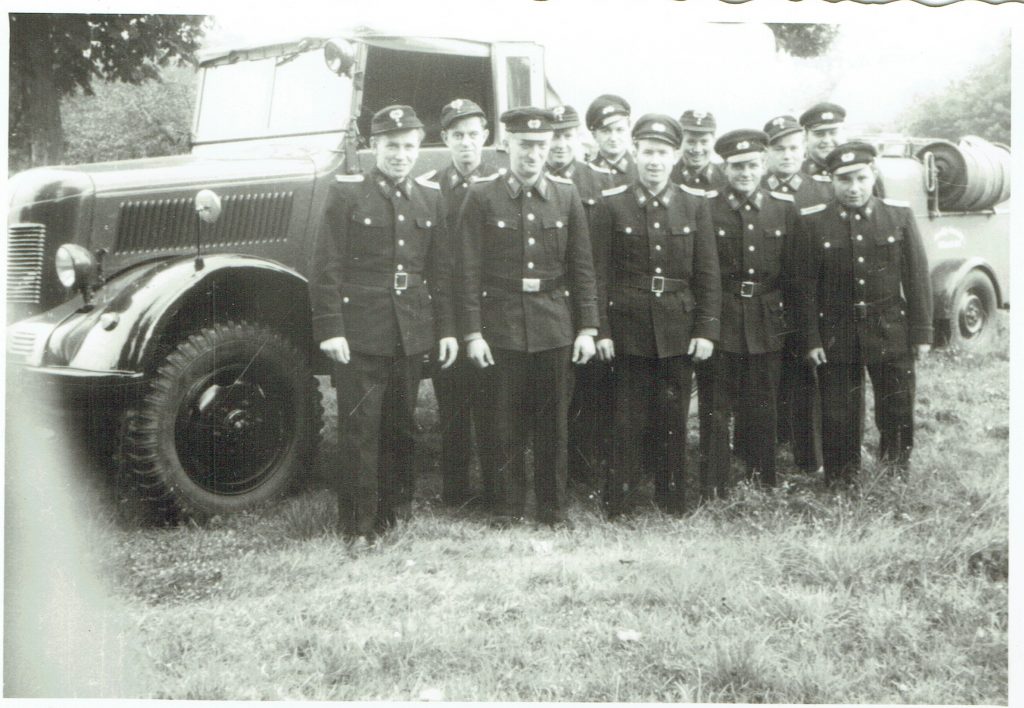 Einsatzabteilung 1972 mit Fahrzeug