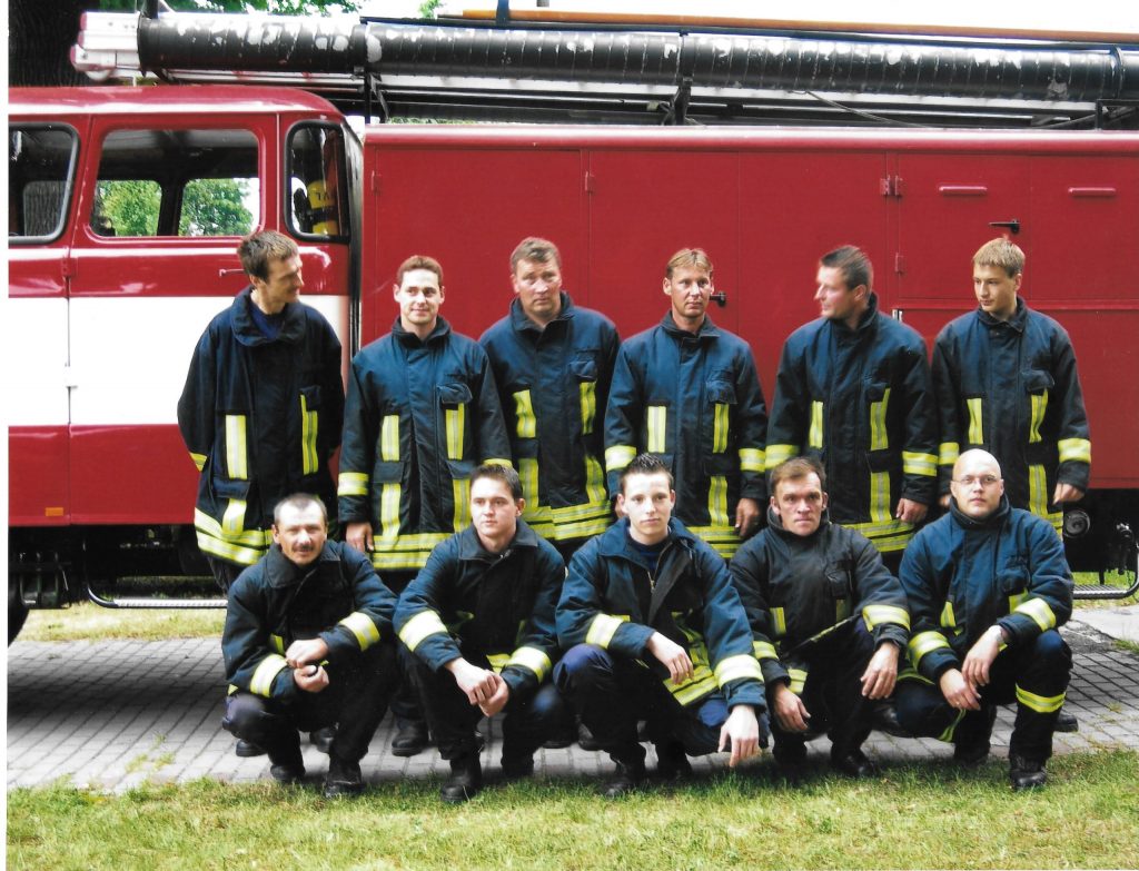 Einsatzabteilung mit Fahrzeug anlässlich 80-Jahr-Feier 2007