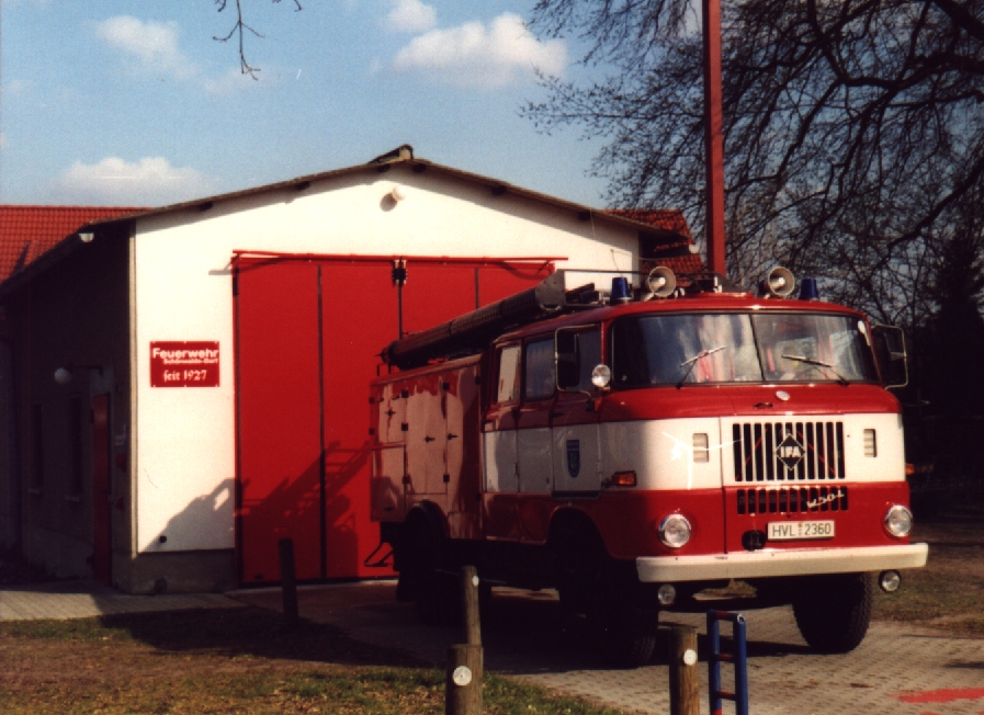 Einsatzfahrzeug und Wache 2002